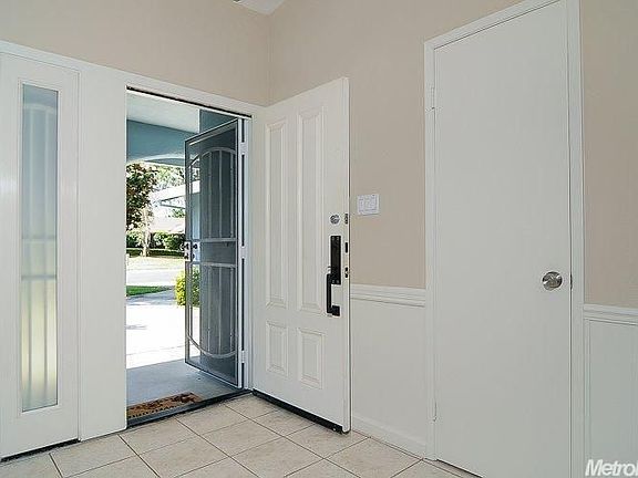 3rd image of 2864 Londonderry Dr