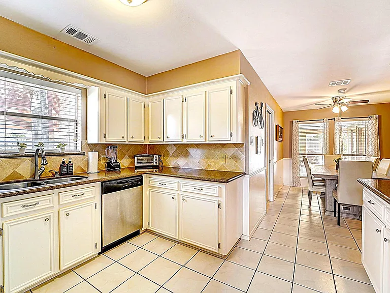 8111 Pine Green Ln — Photo 19
