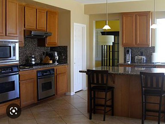 Spacious kitchen with 2 ovens and microwave