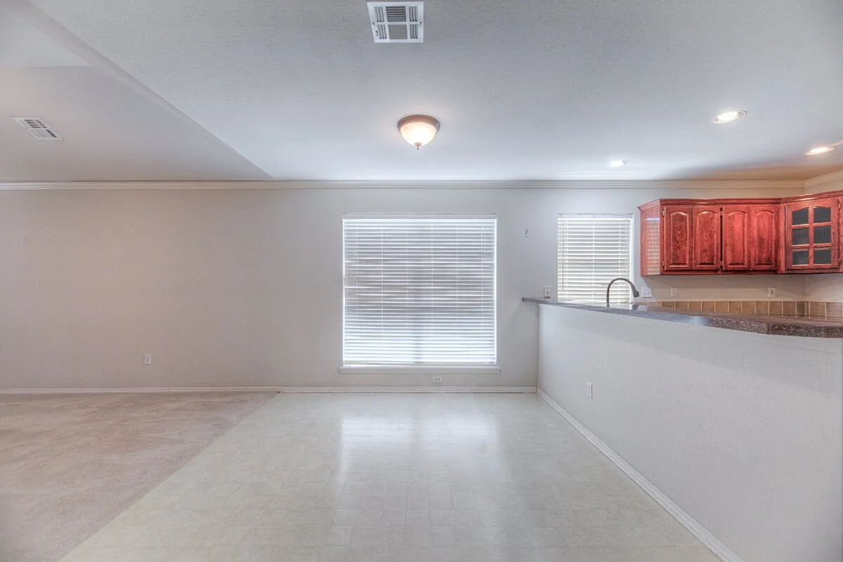 3 bed, 2.0 bath, 1837 sqft, $1,995 — Photo 4