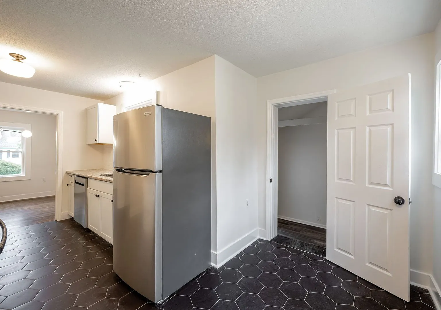 Coming Soon! Spacious 3br/1bth! — Photo 4