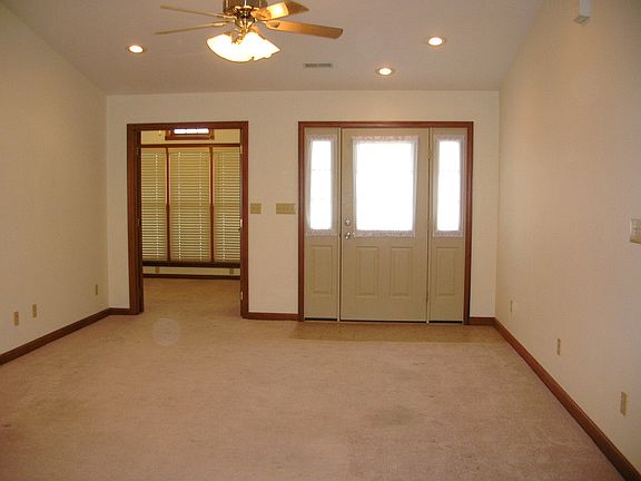 2nd image of 101 Stoneridge Ct