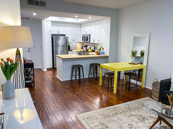 Dining area to Kitchen