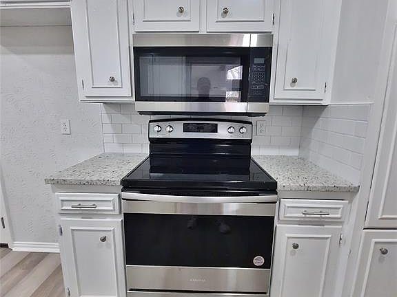 5th image of 313 NW Suzanne Ter
