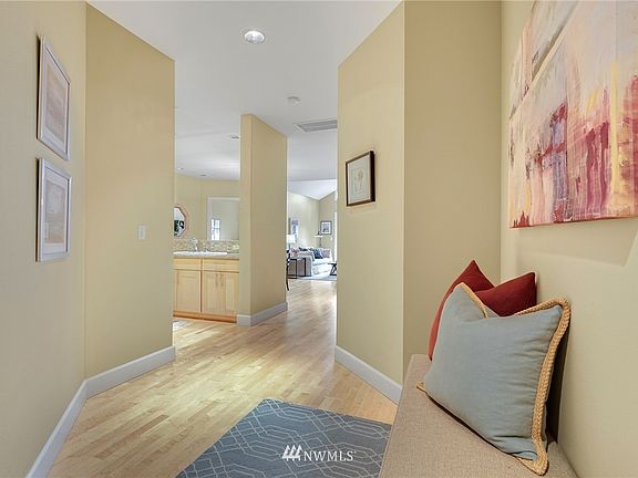 2nd image of 360 NE Knechtel Way #305