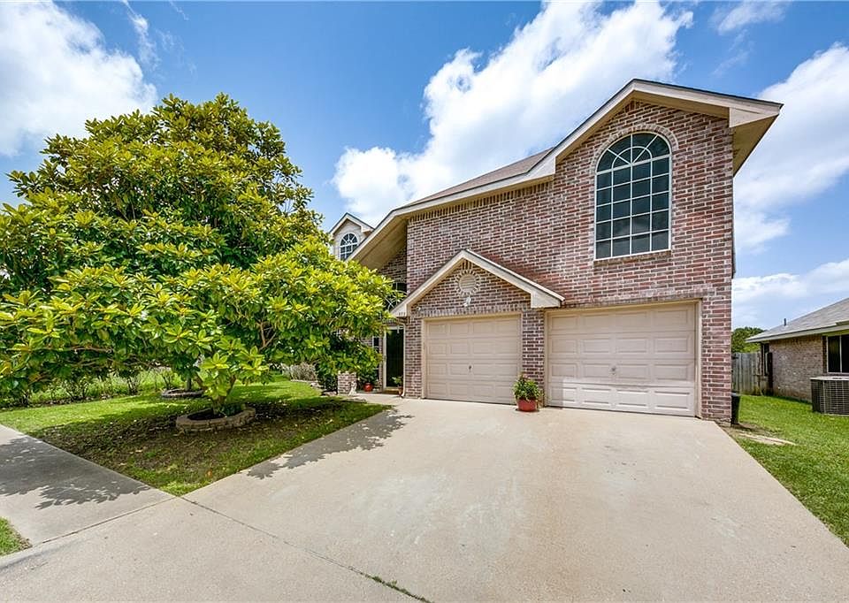 1st image of 313 Pebblebrook Ln