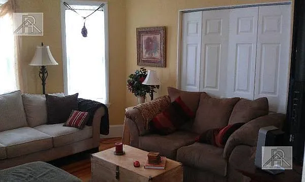 3 bed, 1.0 bath, 1000 sqft, $3,100 — Photo 4