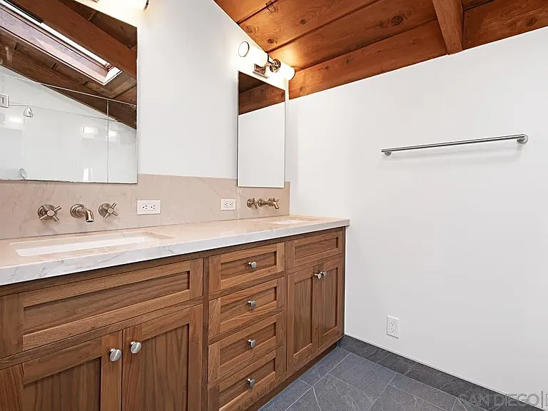 573 Amphitheatre Dr — Photo 25