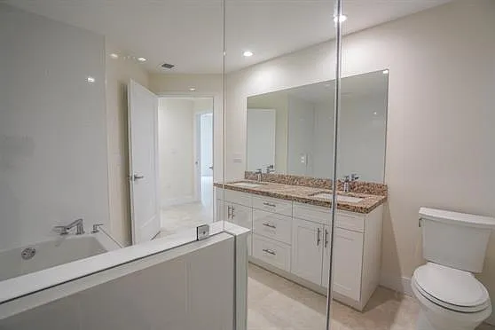 1091 Galiano St #304 — Photo 21