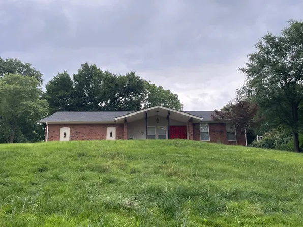 16 Prince Dr, Florissant, MO 63034