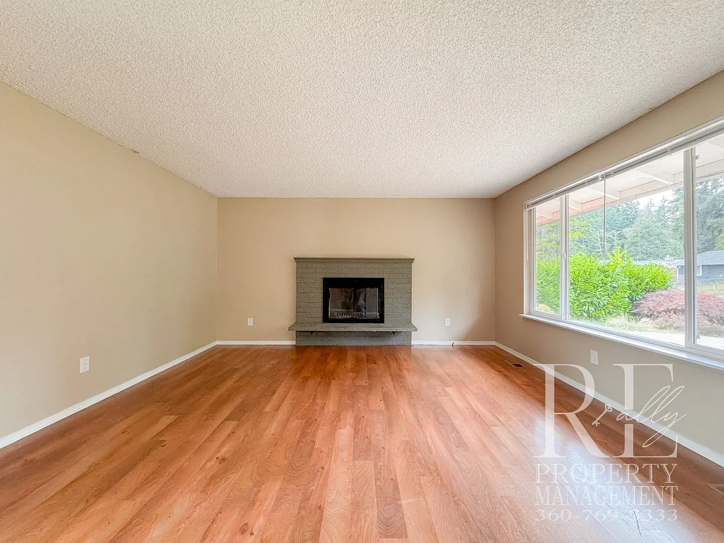 Single-Story Home with Fireplace, Garage, Fenced Backyard & Lawn Sprinkler System — Photo 4