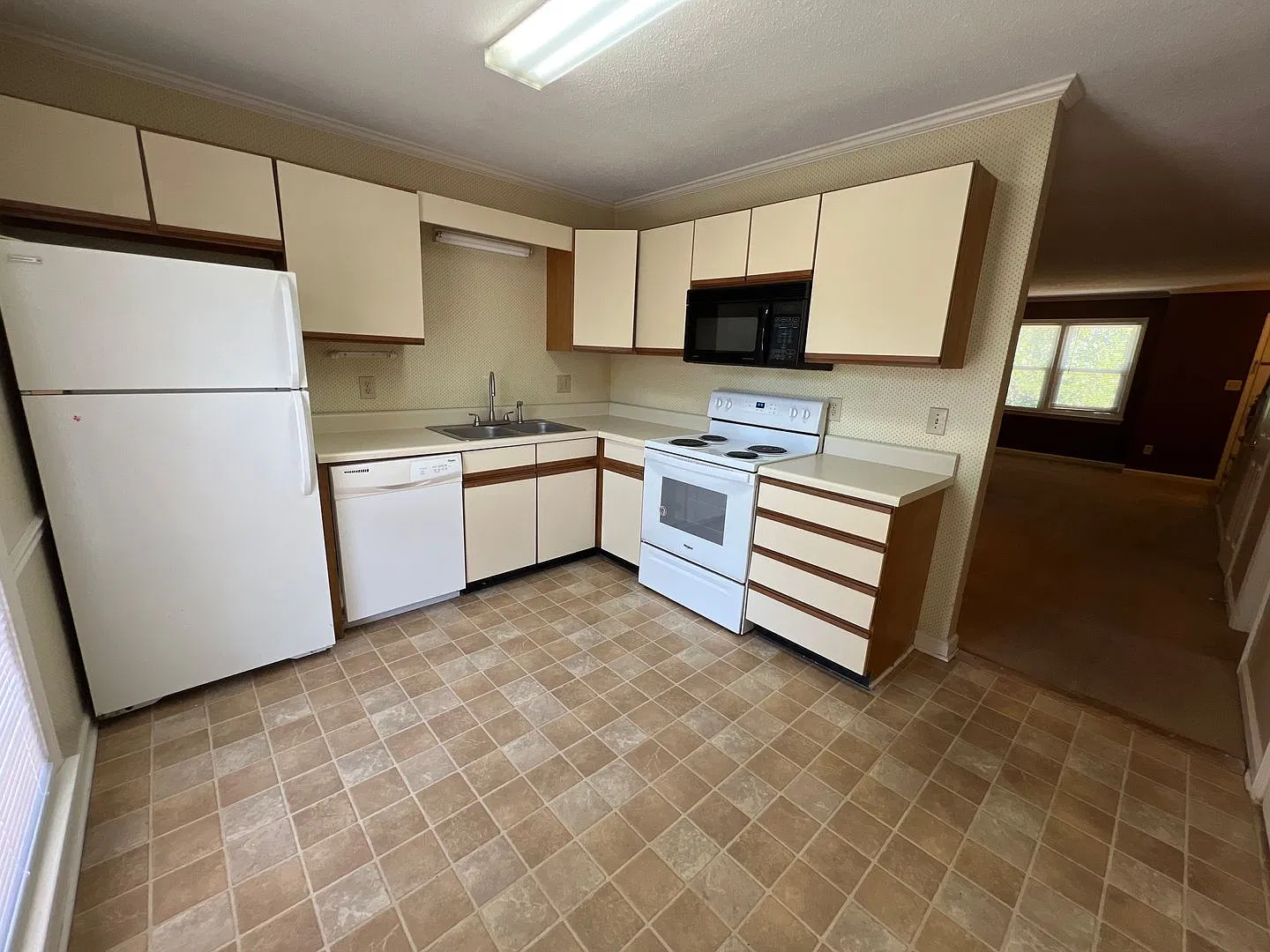 935 Baxter St — Photo 4