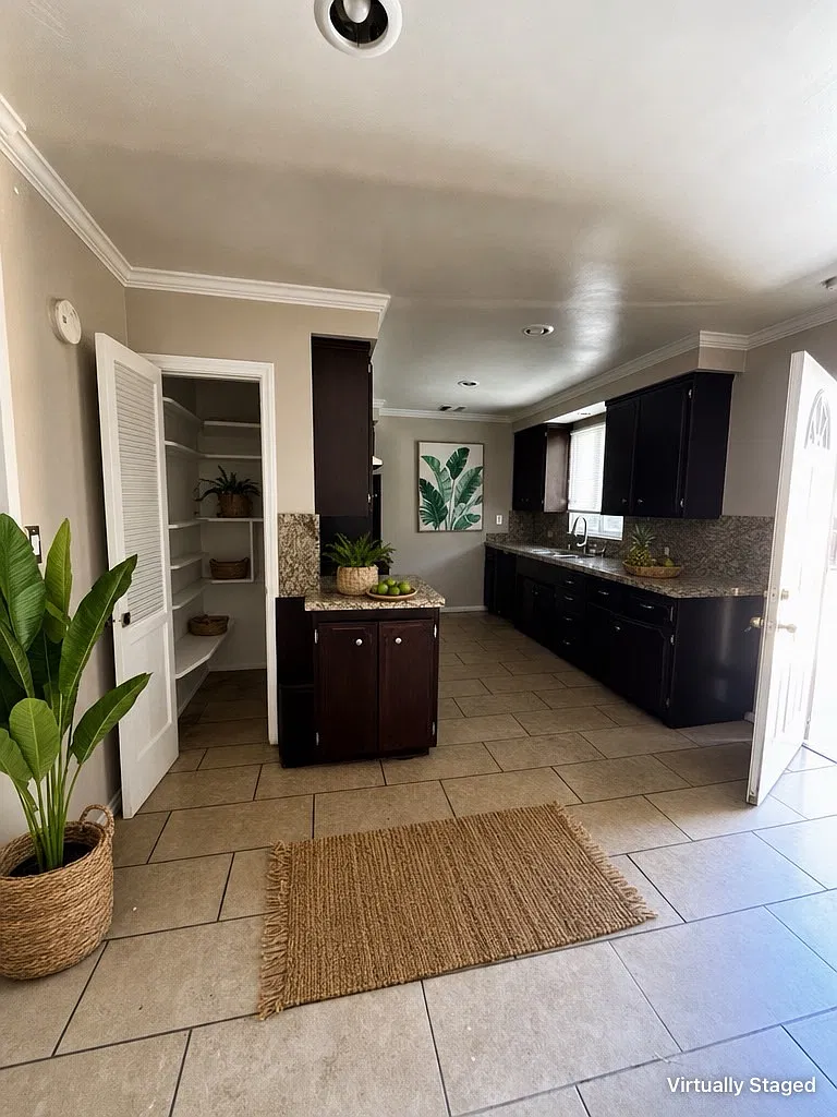 3 bed, 1390 sqft, $4,350 — Photo 3