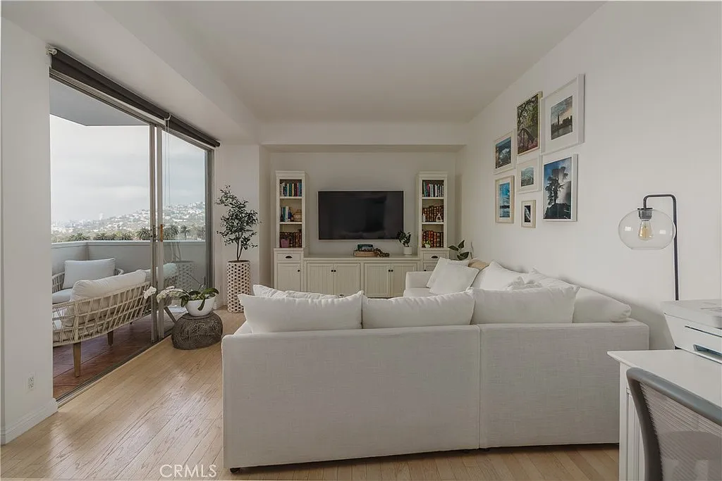 1 bed, 912 sqft, $3,600 — Photo 1