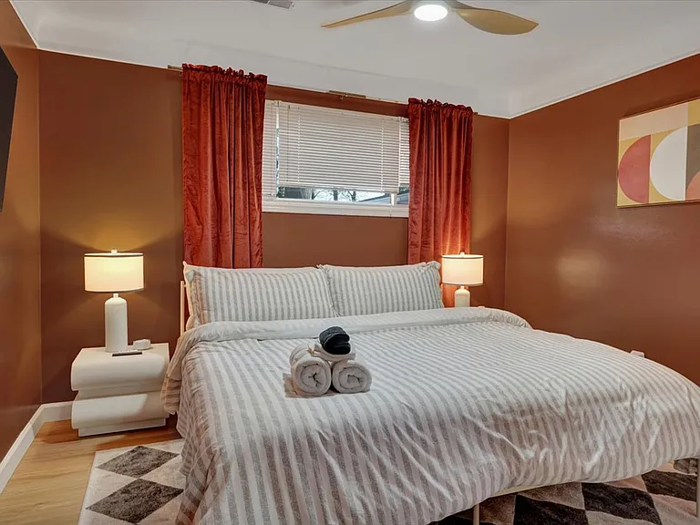 457 E Hurst Dr — Photo 10