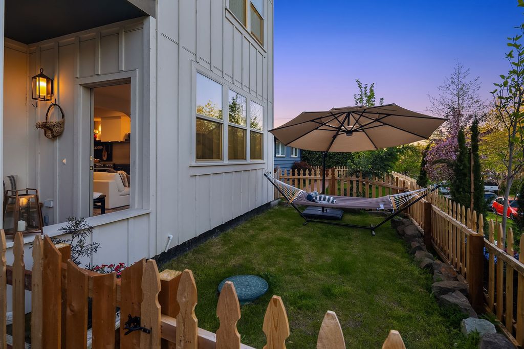 5037 25th Ave SW, Seattle, WA - View 2