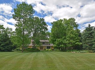 W238N4523 Woods Edge Dr, Pewaukee, WI 53072