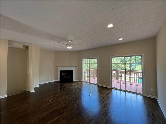 4th image of 559 Lantern Wood Dr