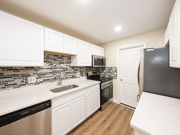 3rd image of 1203 Grafton St #39