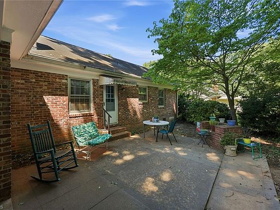 3rd image of 401 White Oaks Dr
