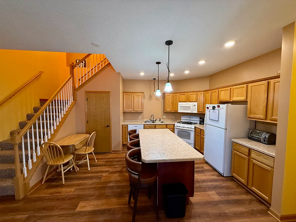 2 bed, 1.5 bath, 1242 sqft, $2,000 — Photo 4