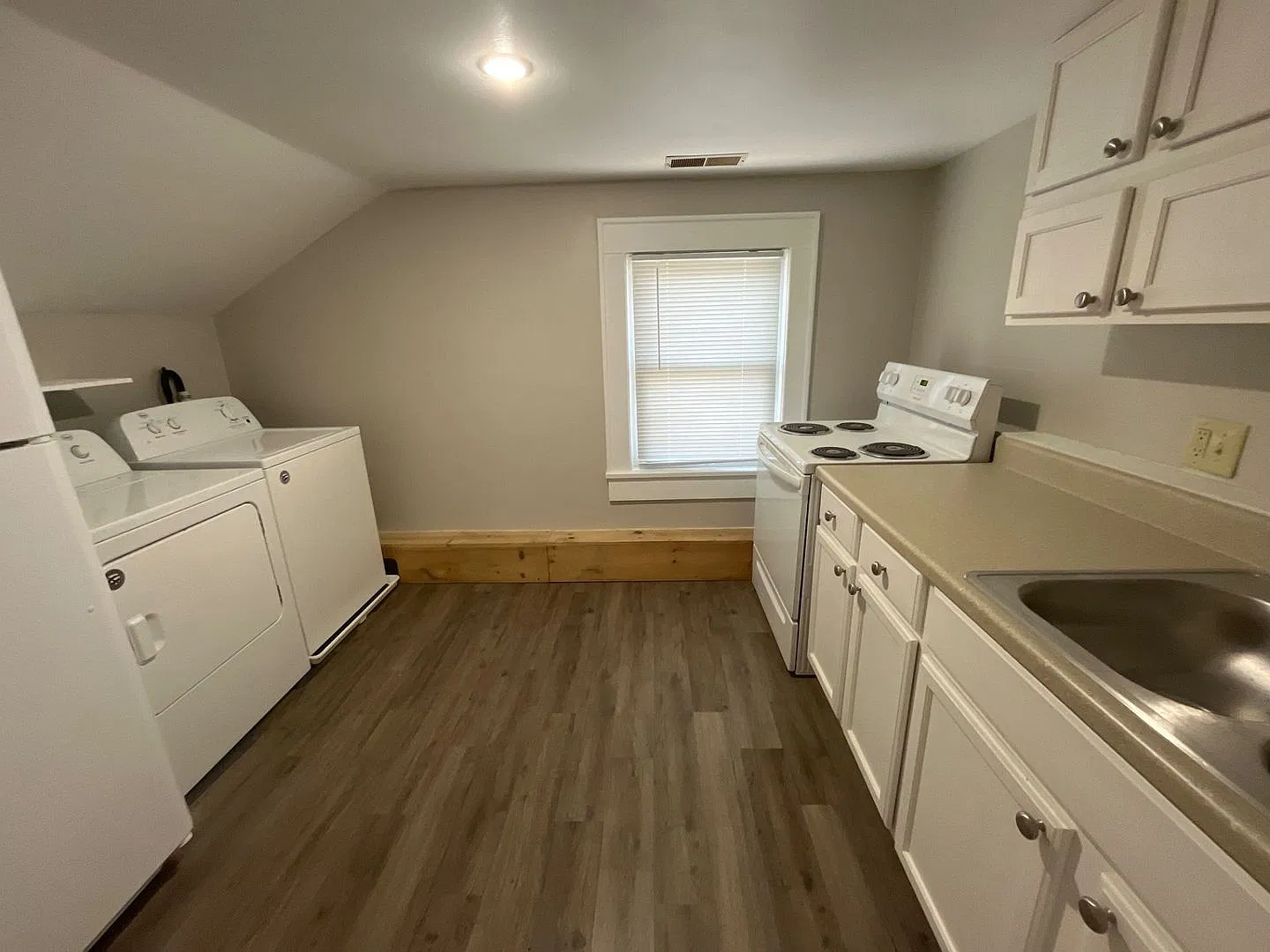 210 S Nichols Ave — Photo 3