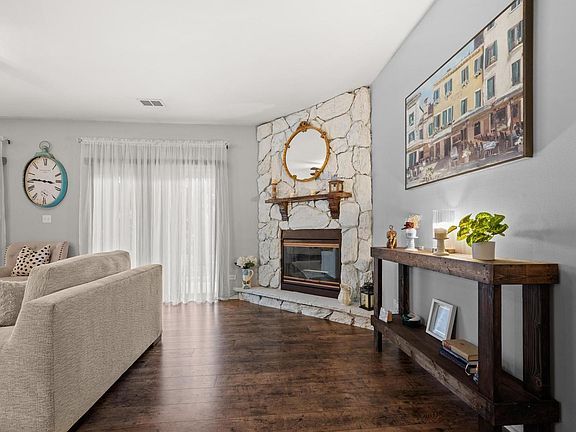 4th image of 1701 Chesapeake Ln APT 1
