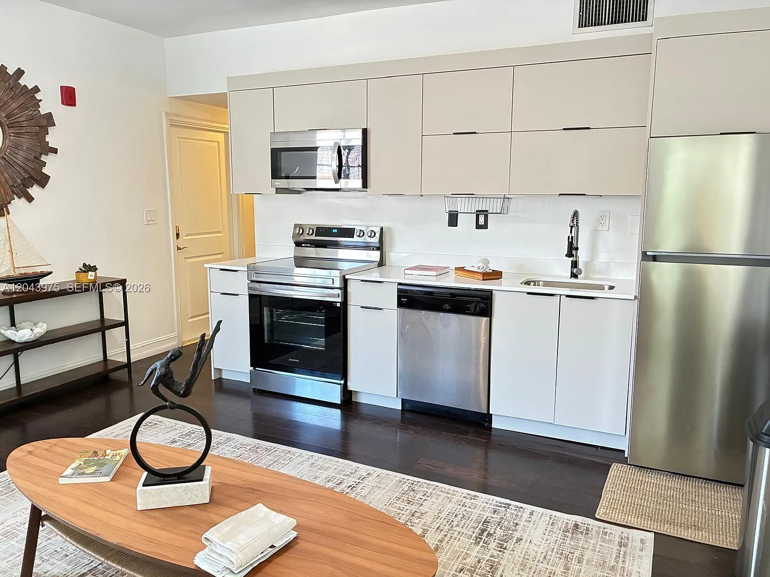 Eleven Condo — Photo 4