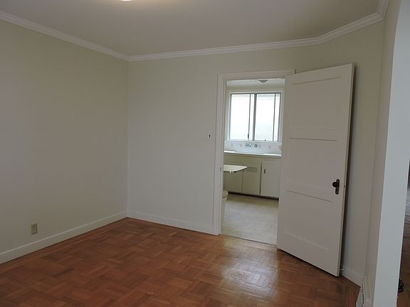 DIning Room looking in to Kitchen
