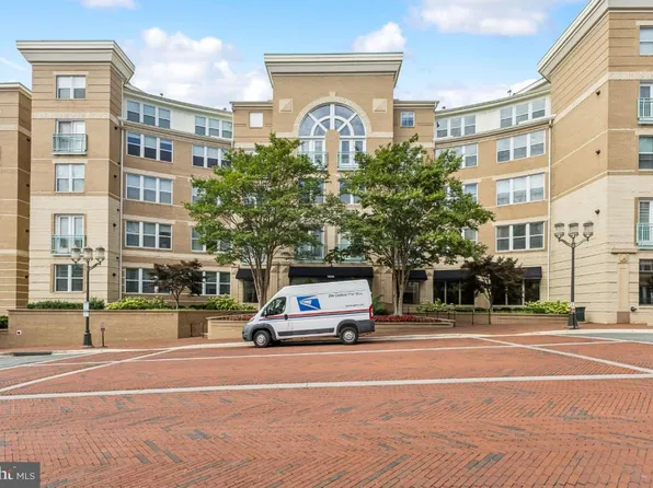 12000 Market St APT 152, Reston, VA 20190