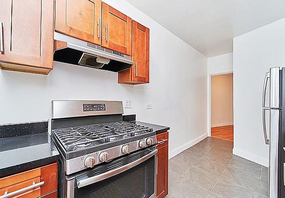 5th image of 222 Seaman Ave APT D4