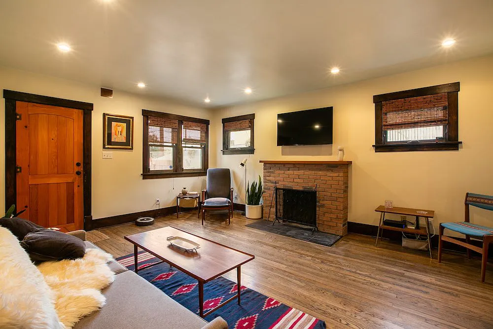 207 Richmond DR NE - 207 Richmond DR NE — Photo 1