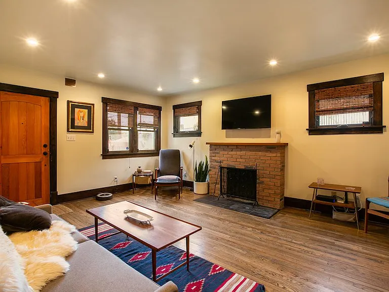 207 Richmond Dr NE — Photo 1