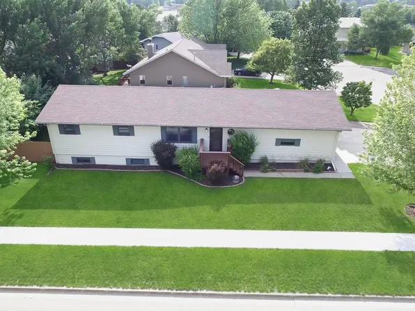 812 15 1/2 Ave SE, Minot, ND 58701
