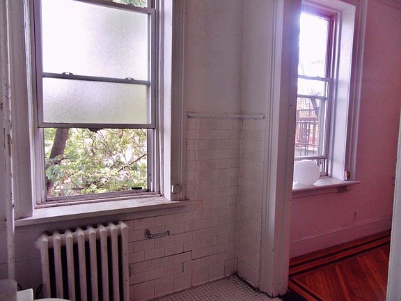 3rd image of 125 Saint James Pl APT 3B