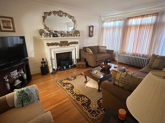 5th image of 6660 N Damen Ave APT 3W