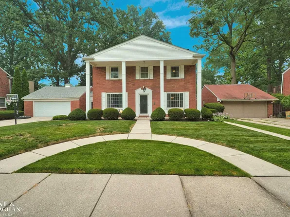 1886 Severn Rd, Grosse Pointe Woods, MI 48236