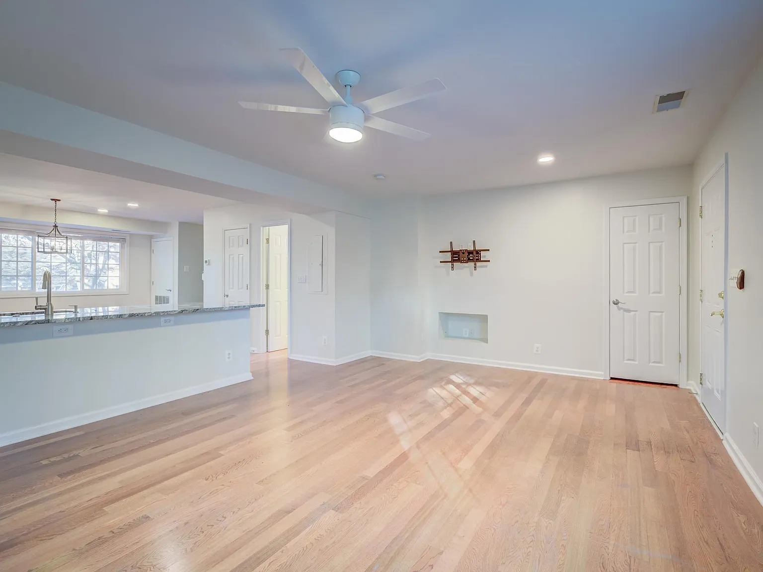 3 bed, 2.5 bath, 1350 sqft, $3,100 — Photo 4