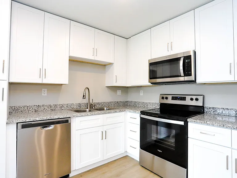 Royal Oak Apartments — Photo 13