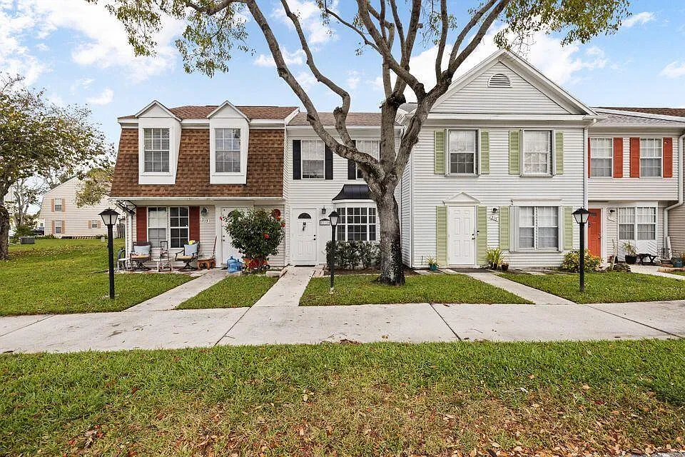 2 bed, 1.0 bath, 808 sqft, $2,350 — Photo 1