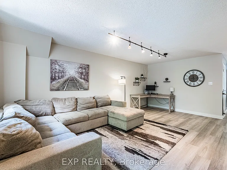 63 Wood Grove Cres — Photo 8