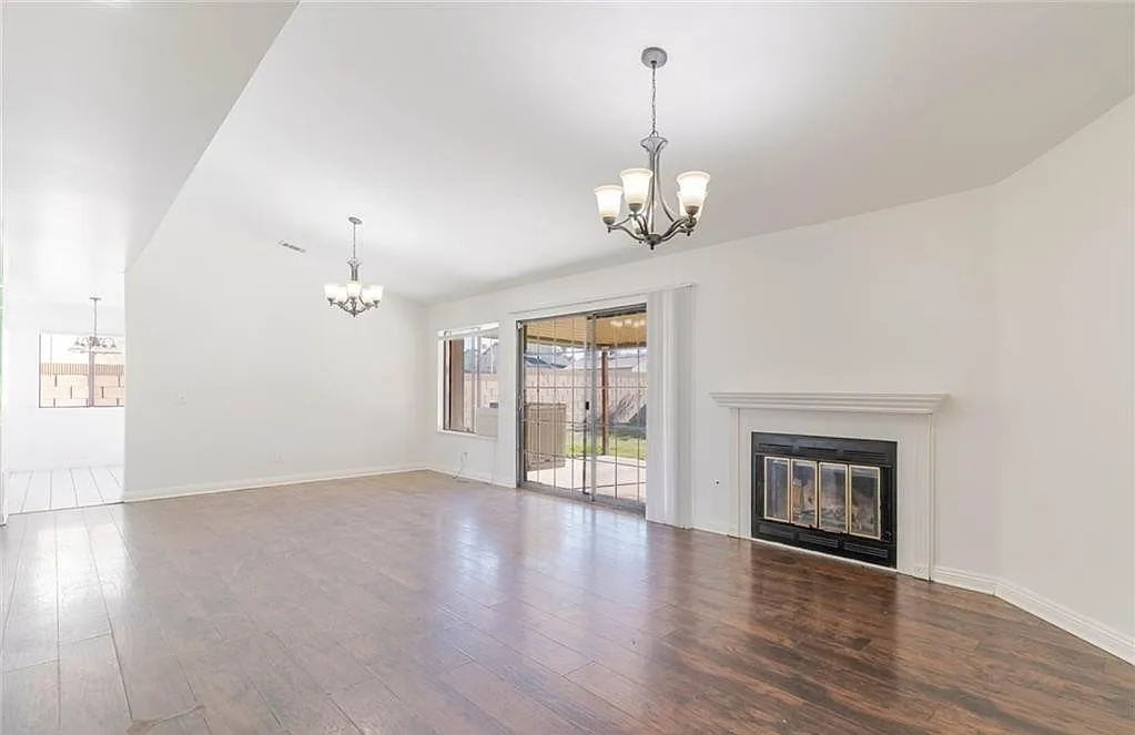 Building Photo - 4906 Pacifica Ave #1