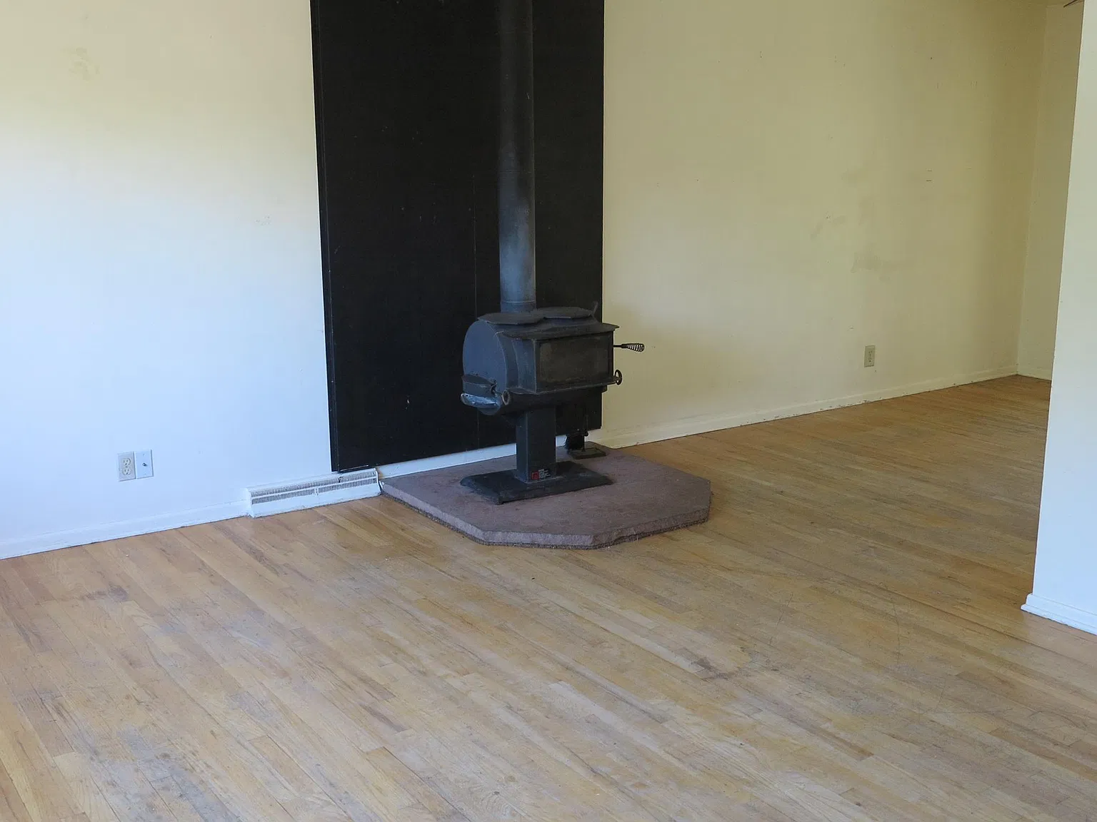 5 bed, 2500 sqft, $5,200 — Photo 2