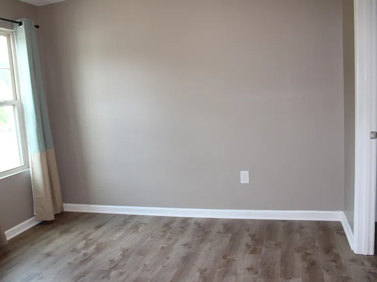 138 Lyonshall St — Photo 6