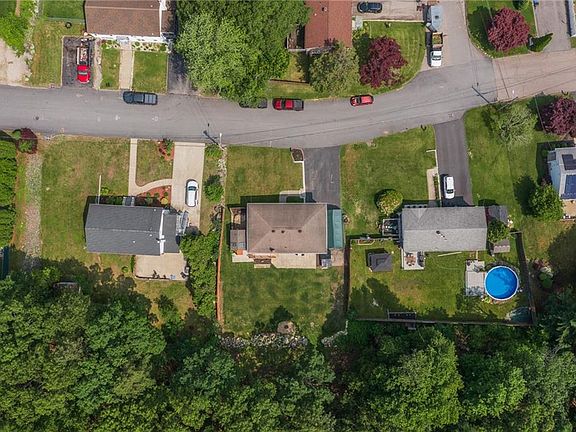 5th image of 29 Camille Dr