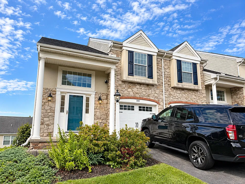 787 Oak Leaf Ln