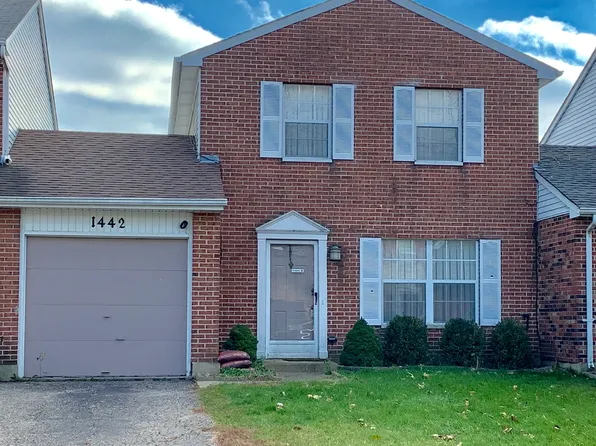 1442 Walnut Cir, Carol Stream, IL 60188
