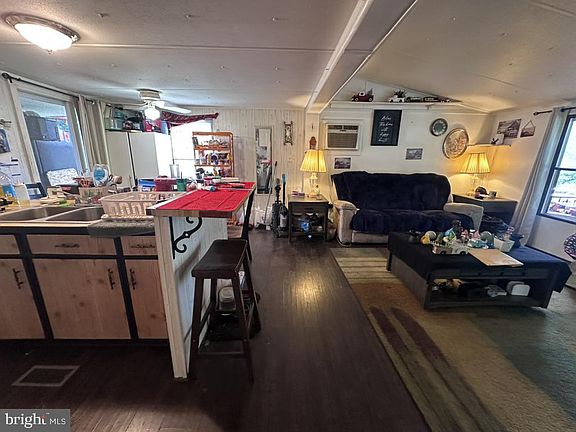 4th image of 80 Potomac St