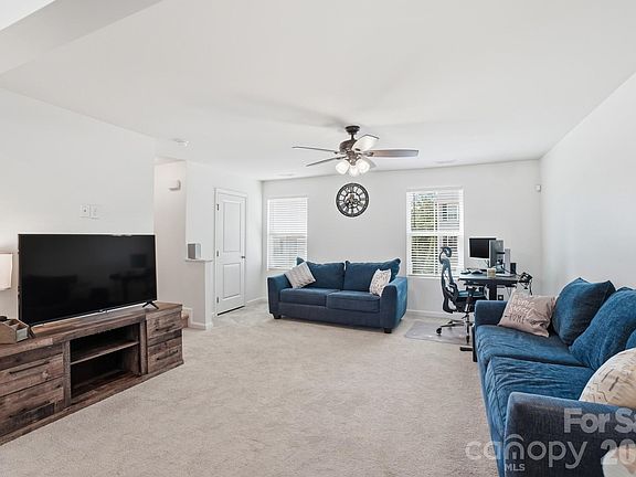 2nd image of 923 Taybyn Rd