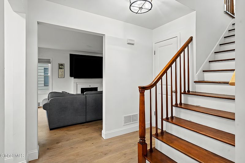 4th image of 1575 Dean Street
